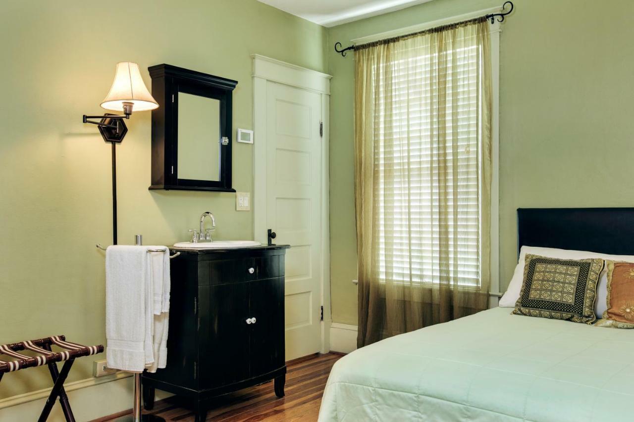 Adora Inn Mount Dora Esterno foto